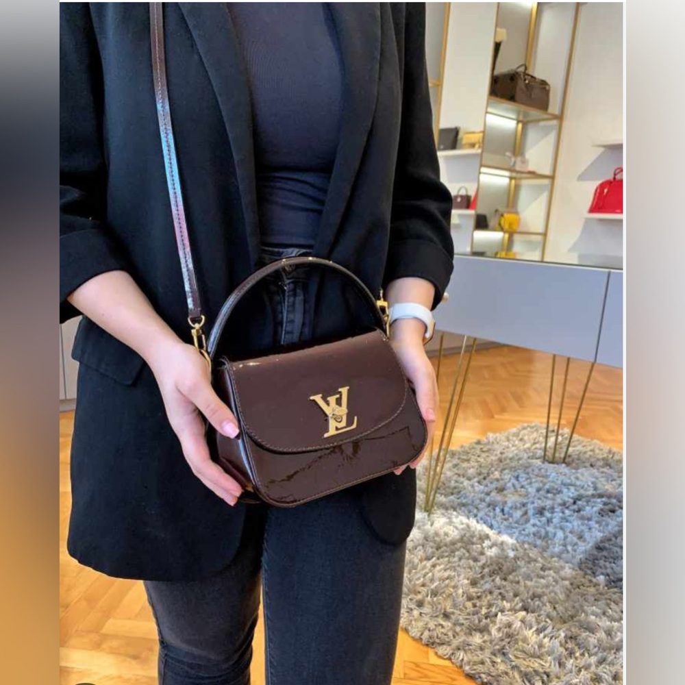 Louis Vuitton Pasadena Monogram Vernis Leather in burgundy Crossbody Bag…